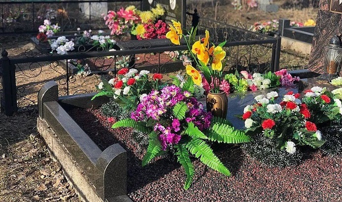 Какие цветы следует класть на могилу